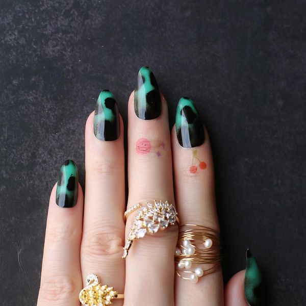 Uñas postizas Guepardo verde Almendra Acrílico falso Leopardo negro brillante Stiletto