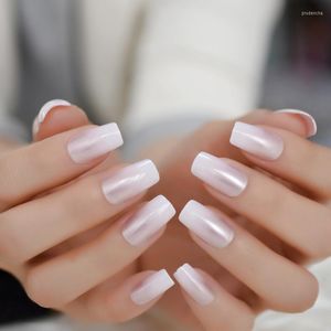 Valse nagels licht roze medium lang glanzende neppe parelachtige Franse mooie buikspeciek nail art gradiënt meisje tips manicure prud22