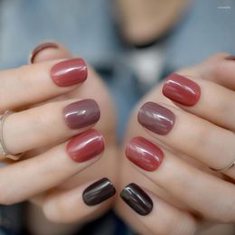 Valse nagels mix kleur korte tips roodbruin zwart volledige hoes kunstmatige uv nep nagel voor home office faux ongles