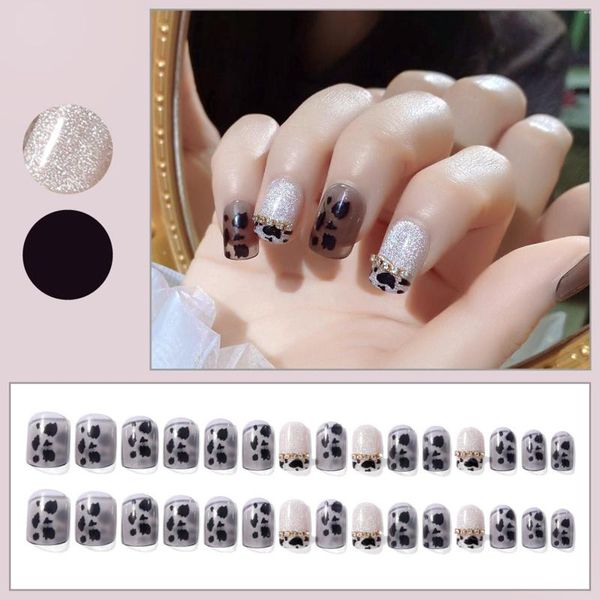 Faux ongles Nail Tips Holder Case D Forme de cercueil avec des taches de motif de vache en diamant 24 Pack Wear Press Fake Formation