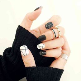 Valse nagels nieuwe 24 stukken korte valse sticker mat zwart en wit lijn meisje 3D DIY mode-stijl plastic kunst nagel tips met lijm gel 220225