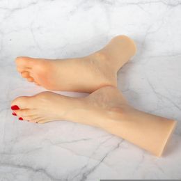 Maniquí de pie de silicona de platino con uñas postizas con dedos de los pies y tobillo flexibles para la colección de exhibición de zapatos de dibujo de calcetines