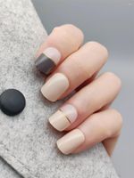 Faux Nails Symmétric Conçue en plastique Longueur moyenne avec lignes paillettes Couvercle complet pour les doigts Accessoires de ongles Décoration 24pcs