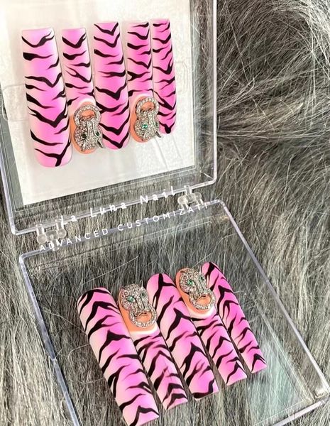 Faux Ongles Tiger Stripe À La Main Tube Ballet Acteur Faux Ongles Flash Faux Ongles Acrylique Nail Tip Press Stud Diamant Nail Sticker 230724