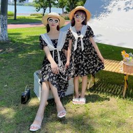 Vêtements familiaux Summer Mother Kids Robe florale Maman et fille assorties vêtements filles robe coréenne Baby Girl Vêtements 240507