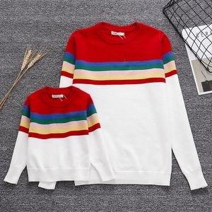 Familie Mode Knit Rainbow Stripe Sweaters Moeder Baby Katoen Mama En Me Kleding Kleding Matching Outfits 210429