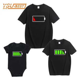 Familie vader zoon t-shirt outfits matching kleding mama en mij kleding korte mouw print batterij T-shirt 210417