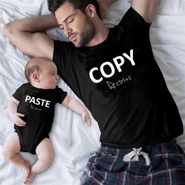 Family Look Copy Paste t -shirts grappige familie matching kleding vader dochter zoon outfits papa mama en ik baby kinderkleding 220531