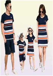 Look familial robe mère fille vêtements été mode rayé t-shirt correspondant tenues père fils bébé garçon fille vêtements Y200717257571