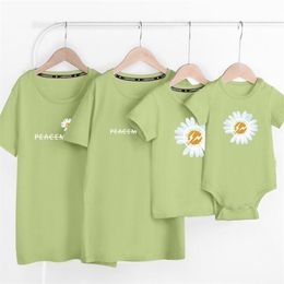 Look de famille correspondant tenues T-shirt vêtements mère père fils fille enfants bébé manches courtes impression mignonne 210521