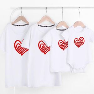 Famille Look Correspondant Tenues T-shirt Vêtements Mère Père Fils Fille Enfants Bébé Été Dessin Animé Coeur Aimant 210429