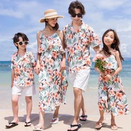 Familie Look Vacation strand kleding moeder dochter mouwloze jurk Drain Dad Son Matching Floral Shirt Set Parent Child Holiday Gedekte 240403