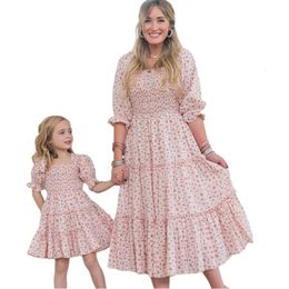 Look de famille femmes correspondant mère et fille vêtements manches bouffantes robe florale pour maman moi enfants filles maman robes 240311