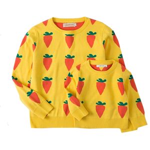 Famille assortie carotte fraise imprimé tricot pulls automne bébé et pulls pour femmes vêtements maman fille pull 210417