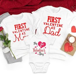 Famille Matching Vêtements First Saint Valentin en tant que maman papa t-shirts Baby Baby 1st Saint Valentin Bodys Bodys Bodys Gift 240403