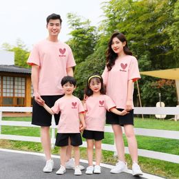 Famille Matching Vêtements Funny Look T-shirt Love Mother and Daughter Heat Impring Cotton Mommy Mom Me 240515