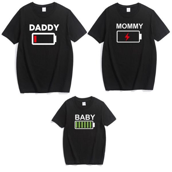 Famille Matching Vêtements Look Tentifit Funny Battery Dada Mom Girl T-shirt pour papa maman moi bébé garçon 338y