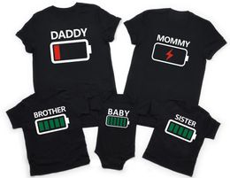 Famille Matching Vêtements tenue drôle de batterie drôle papa maman frère soeur T-shirt Famille Look Momy Me Baby Boy Girl Tee 240520