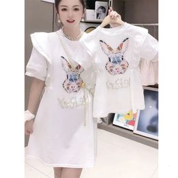 Famille Matching Clothes Summer Mother and Daughter Cartoon Imprimé Shirt Robe Fashion Femmes mignonnes Bébé fille vêtements 240507