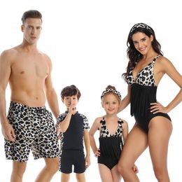 Familie matching look badpak moeder dochter vader zoon luipaard print volwassen en jongen zwemmen broek baby meisje badmode 210521