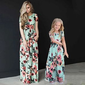 Familie Matching Maxi Dress Moeder Dochter Bohemia Jurkt Women Floral Long Baby Girl en Mom Party Desse Beach Wear 240327