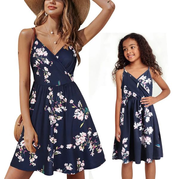 Famille assortie mère et fille robe de fête look plage sans manches maman moi habille vêtements bleu floral v cou 240515