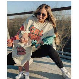 Bijpassende familie-outfit herfst lente kleur contrast letterprint hoodies mama en mij hoodies met lange mouwen babyjongen meisje set 231228