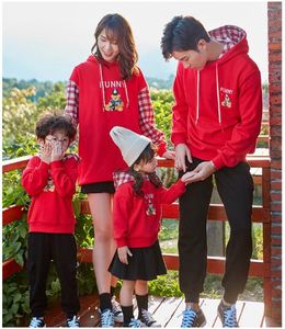 Familie bijpassende outfit kleding winterjas moeder en dochter volle mouw rood zwart