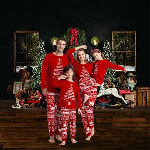 Tenues assorties à la famille 2022 Nouvel An Hiver Pyjama de Noël rouge pour toute la famille Mère Enfants Vêtements Couples Pyjamas de Noël Ensemble de vêtements T221021