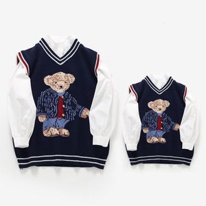 Familie Matching Outfits 2023 Autumn Ouder Kind Vest Sweater voor kinderen Bear Breat Top papa mama en zoon dochter Kerst gebreide vest 230323