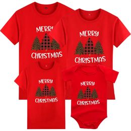 Familie Bijpassende Outfits 2023 Kerst Vader Moeder Zoon Dochter Kleding Jaar Volwassen Kinderen T-shirt Baby Romper 231027
