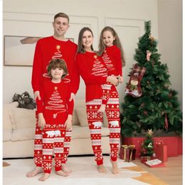 Trajes a juego para la familia 2023 Ropa de casa navideña Pijamas estampados Ropa de dormir para padres e hijos Conjunto de ropa de manga larga con cuello redondo 231118