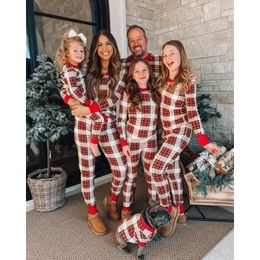 Bijpassende outfits voor gezinnen 2023 Kerstlook Rode geruite nachtkleding Dikke warme pyjama Moeder Vader Baby Kinder- en hondenkleding 231128