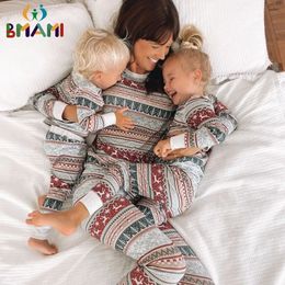 Trajes a juego para la familia 2023 Navidad mamá hija papá niños pijamas conjunto bebé mameluco casual suave ropa de hogar aspecto navideño Pjs 231129