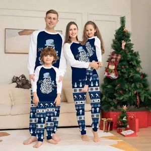 Bijpassende familie-outfits 2023 Kerstpyjama Set Volwassenen Kinderen Letterprint Casual Los 2-delig pak Baby Romper Kerstlook 231122
