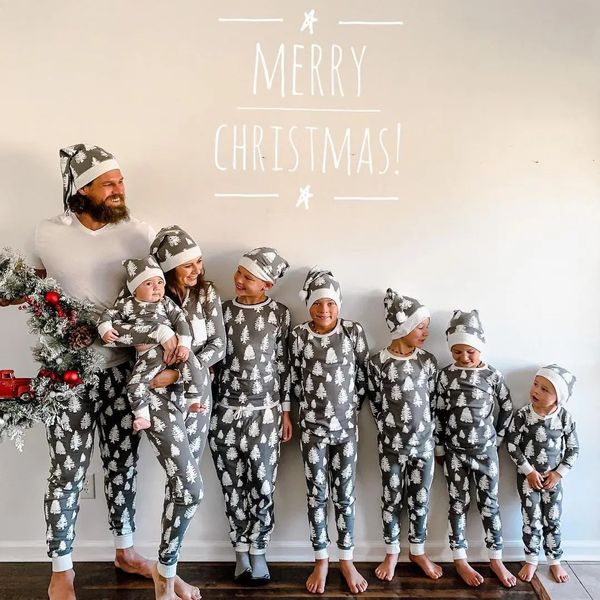 Tenues assorties à la famille 2023 Ensemble de pyjamas de Noël Imprimé arbre du Père Noël Maman Papa Enfants 2 pièces Costume Bébé Chien Barboteuse Vêtements de nuit Look 231129