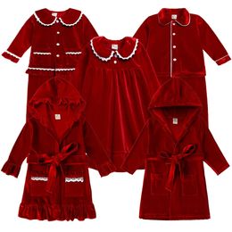 Bijpassende outfits voor gezinnen 2023 Kerstgewaden voor kinderen Pyjama Rood Gouden Fluwelen Jurk Match Jongen Meisje Kerstkostuum Peuter Witer Nachtkleding Pyjama 231128