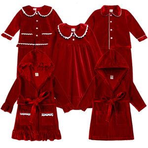 Famille assortie tenues 2023 enfants robes de Noël pyjamas rouge robe de velours doré match garçon fille costume de Noël enfant en bas âge Witer vêtements de nuit pyjamas 230826