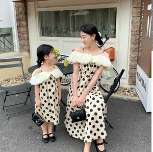 Familie Bijpassende Outfits 2023 Zomer Koreaanse Stijl Ouderkind Kleding Jurk Schouder Gestippeld Lief Schattig Mode Ontwerp Mooi Katoen Zacht 230619