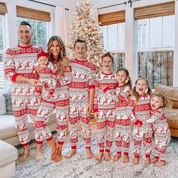 Bijpassende familie-outfits 2023 Winter Kerstpyjama Set Mama Papa Kinderen Baby Elandenprint Casual Zacht Nachtkleding Kerstlook Pyjama 230918