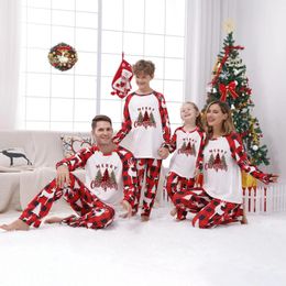 Bijpassende familie-outfits 2024 Kerst Familie-bijpassende pyjama's Loungewear-outfits voor volwassenen TopsBroeken 2 STKS Kerstbomen Nachtkleding Pyjama's Babykleding 231129