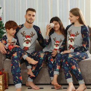 Bijpassende familie-outfits 2024 Kerstoutfit Bedrukte pyjamaset voor babyjongens Meisjes Winterkleding Moeder en dochter Vader Nachtkleding 231109