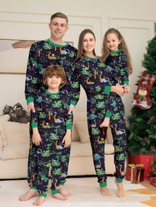 Tenues assorties à la famille 2024 Ensemble de pyjamas de Noël Santa Elk Imprimer Parent Enfant Look 2 Pcs Costume Bébé Chien Barboteuse Année Vêtements 231207