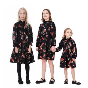 Abiti coordinati per la famiglia 2024 Autunno Baby Bird Modello Vestiti Ragazze adolescenti Abito longuette in cotone Ragazza Pagliaccetto stile smock 7700 230914