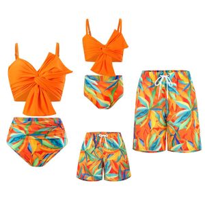 Family Matching Tenues 2024 Nouvelle famille Mother Daughter Bikini Swimsuit Beach Massuit de maillot de bain et moi Vêtements Match Matching Set T240513