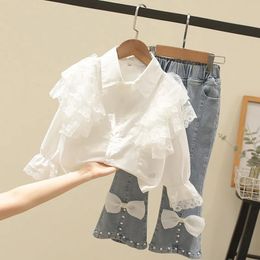 Bijpassende outfits voor gezinnen AiLe Konijn Meisjesset Tops en broeken 2 stuks Lint Korte Sling Mode Blauwe jarretelshorts Europese kinderpakken 231124