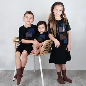 Tenues assorties pour la famille toutes les saisons coton côtelé famille vêtements assortis bébé barboteuse haut fille robe garçon t-shirt adolescent à manches longues côtes noires 230323