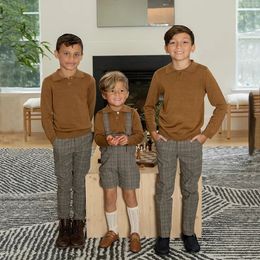 Tenues assorties pour la famille Ap Boys Mix N Match Dressy Collection 2024 Automne Enfants Trois Couleurs Pull Polo Bébé Pantalons et Salopette à Carreaux Étirés 7703 231207