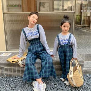 Family Matching Outfits Autumn High Taille Fashion Plaid Overalls for Mom and Girls Fashion Wide Leg Suspene broek met een spleet aan de zijkant 220913