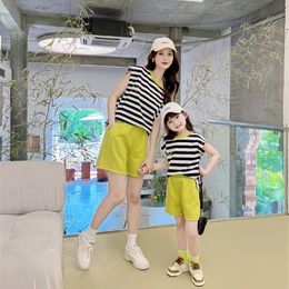Family Matching Tenues Baby Girl and Mother tenue Mom and Daughter T-shirts Shorts convient aux vêtements pour femmes.